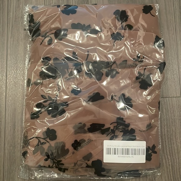 3D POSY DOUBLE-LAYERED MESH MIDI SKIRT IN CARAMEL - Picture 5 of 6